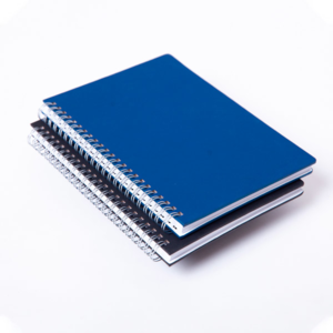 21385, Cuaderno con cubierta dura de PU suave al tacto. Con encuadernación de espiral y 80 hojas rayadas.