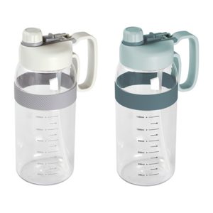 TE-122, Botella deportiva fabricada en PETG (poliéster de glicol) con asa, popote integrado, tapa de rosca y detalle de silicón. Fabricada en materiales de grado alimenticio, no usar en microondas. Capacidad de 2,000 ml (67.5 oz).