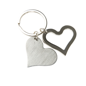 MK-020, Llavero metálico doble en forma de corazón, placa sólida y silueta, con arillo reforzado para colgar.
