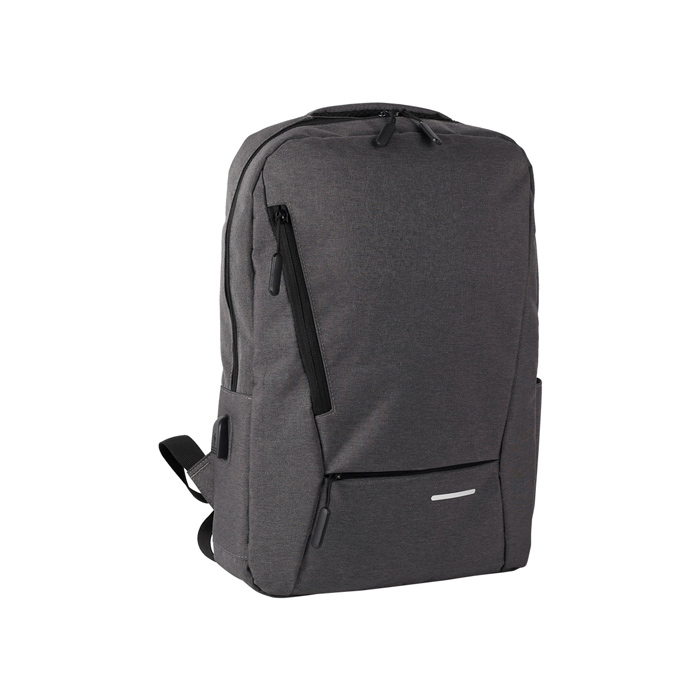 TX-137, Mochila tipo backpack fabricada en poliéster con 2 bolsillos frontales, salida para puerto USB, asa superior y correas acolchadas ajustables.