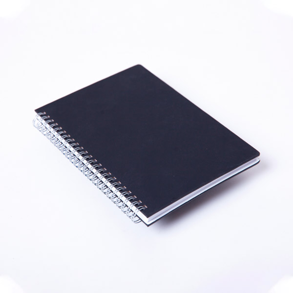 21385, Cuaderno con cubierta dura de PU suave al tacto. Con encuadernación de espiral y 80 hojas rayadas.